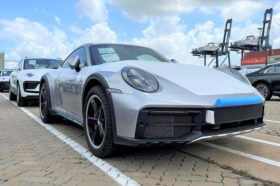 Xe thể thao phong cách địa hình Porsche 911 Dakar đầu tiên về Việt Nam
